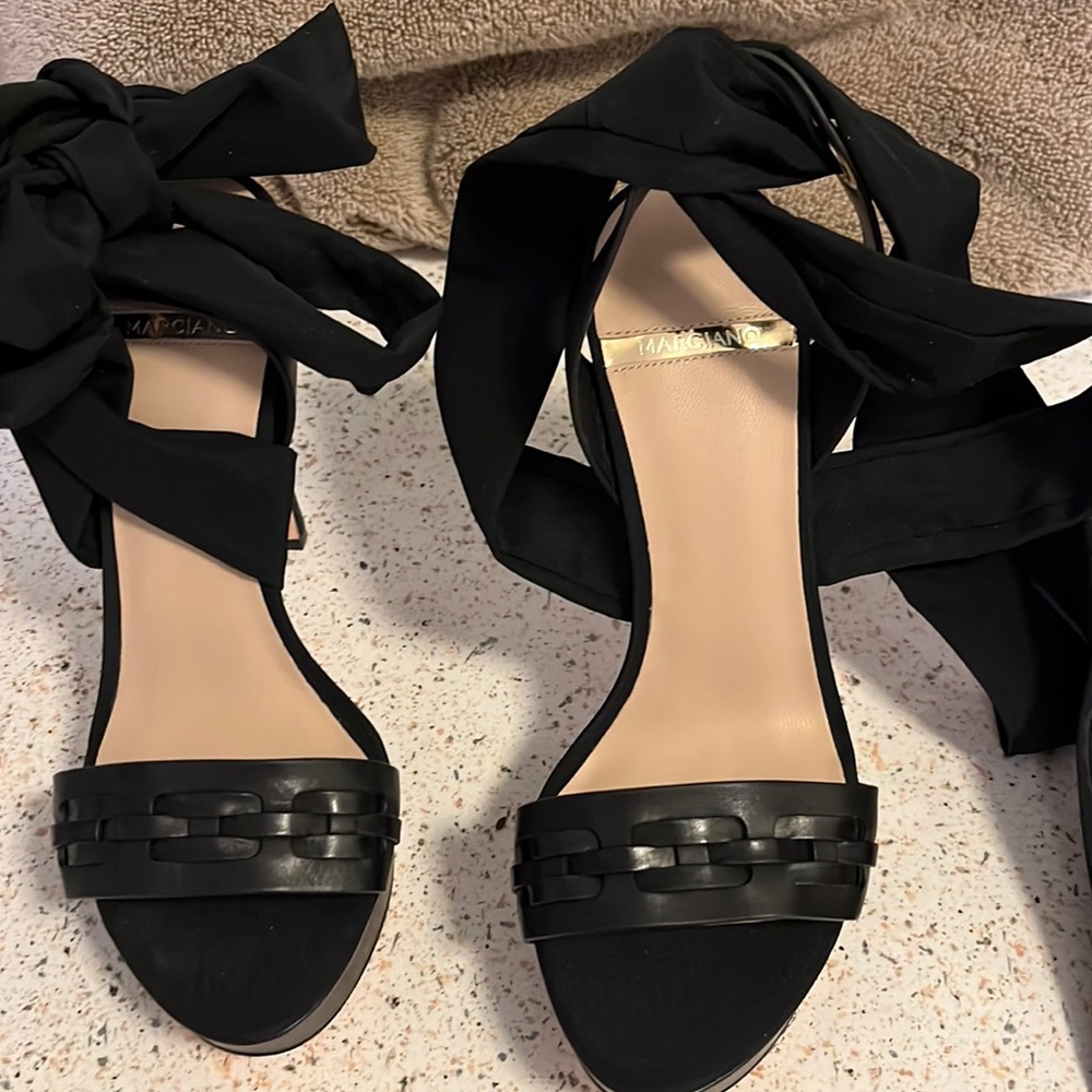 Murciano black leather pump with material wrap off leg